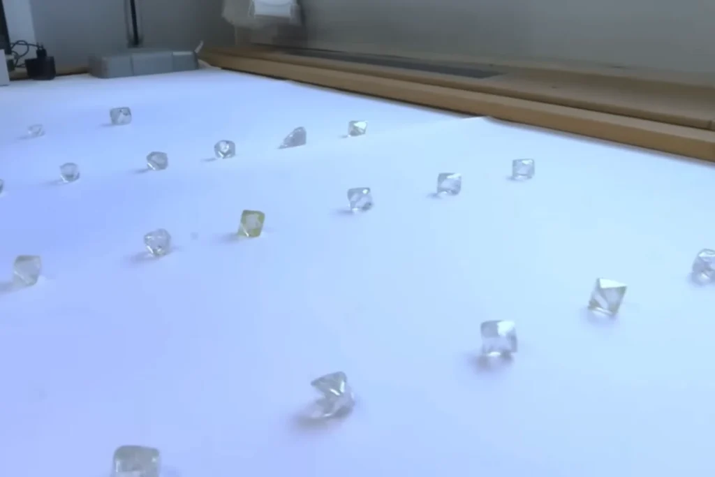 What are Earth Mined Diamonds? 2 The 4Cs of Earth-Mined Diamonds